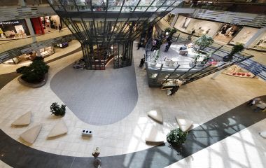 Камень в интерьере торговых центров: эстетика и функциональность
